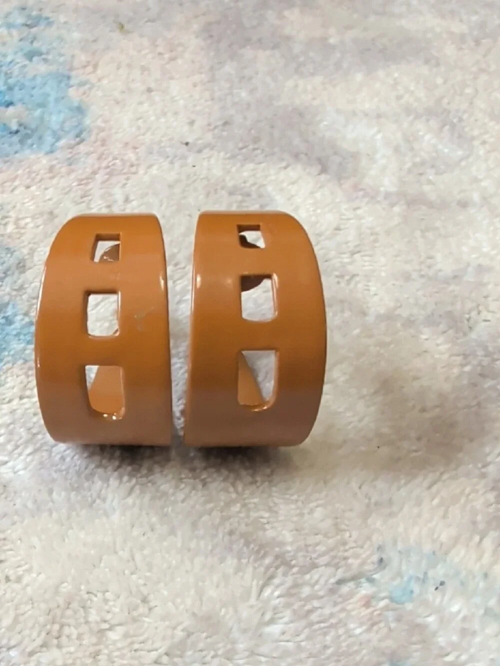 Retro Brown Cutout Hoop Clip-On Earrings – Vintage Women's Jewelry 1